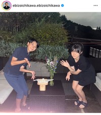 市川團十郎 ハワイ最後の夜は家族で花火！長女に腕を回す姿や姉弟の手つなぎショットに「仲良しで羨ましい」「素敵なパパです」めざましmedia“好き”でつながる