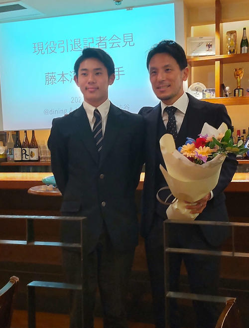 藤本淳吾氏 右 と日大藤沢高進学が決まっている長男の歩優 あるま くん - スポニチ Sponichi Annex サッカ