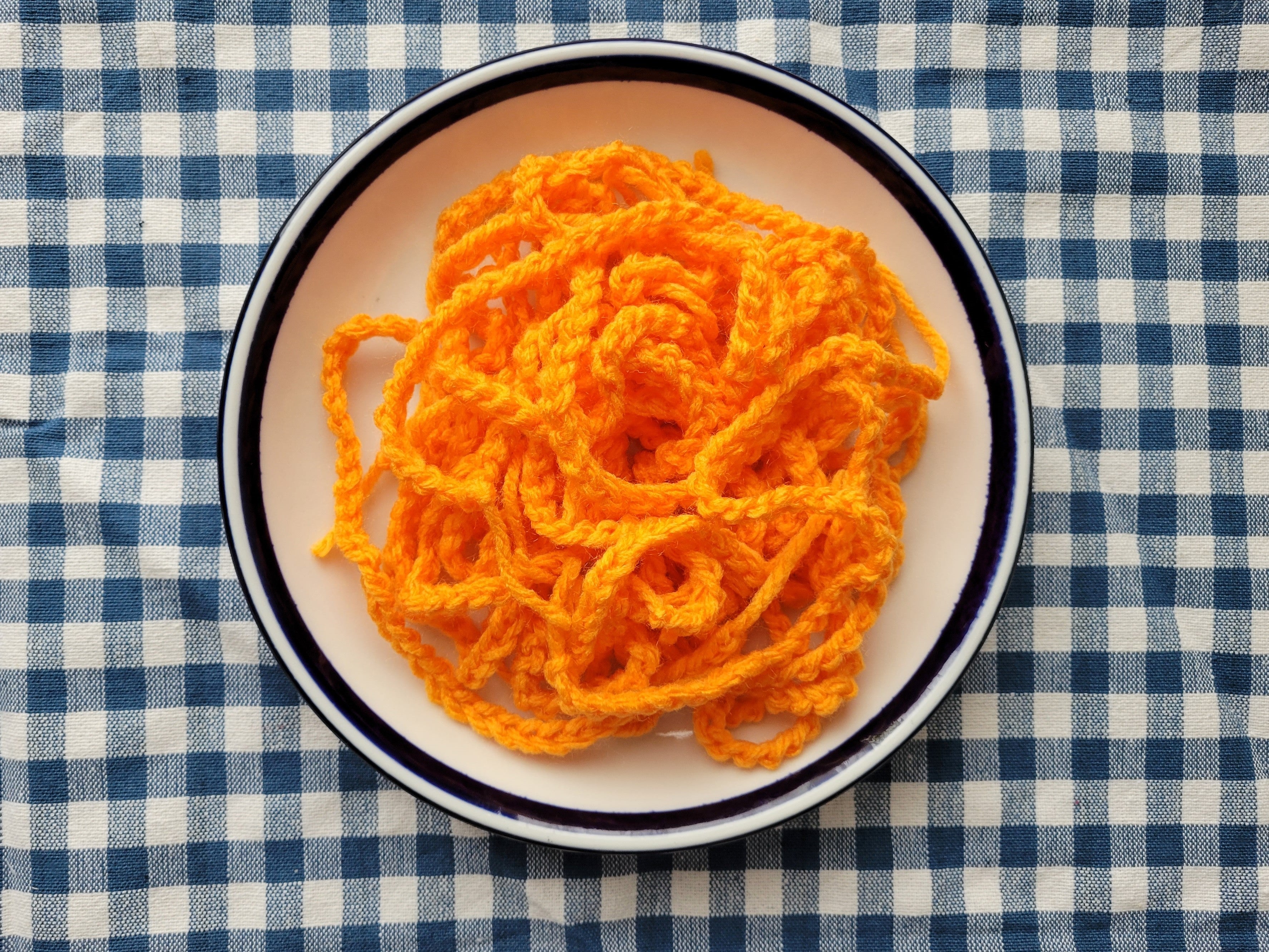 @charmytoko ←おもちゃ・知育・遊びの投稿｡.ꕤ, 毛糸のほっこりオーナメント♪,厚紙やダンボールを丸く切って、切れ込みに毛糸をひっかけて模様を作ります。,子どもが参加できるアクティビティなので、毛糸の色を選ぶところからやってもらいました。, オーナメントのほか、ギフトタグなどにしてもよさそうです。,ちなみに、100均に紙のコースターがあるという情報を得ました。,