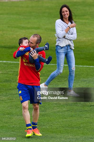 Andrés Iniesta - Tarde de fútbol enIniestaMethodology. Disfrutando de lospeques!⚽️😍 PA! イニエスタ メソドロジーで午後を過ごしました。子供たちと一緒に楽しみました!⚽😍パオロ・アンドレアFacebook