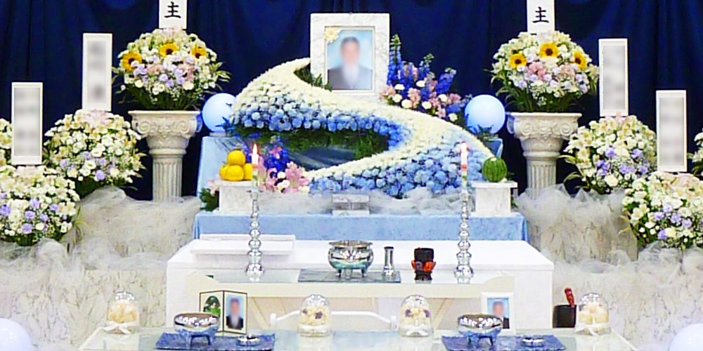 横浜市の家族葬、選べる生花祭壇お葬式の杉浦本店