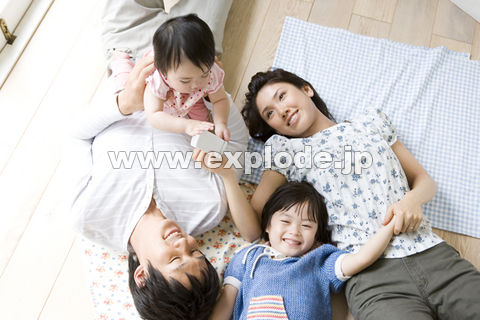 床に寝転ぶ赤ちゃん 写真素材557204- フォトライブラリ