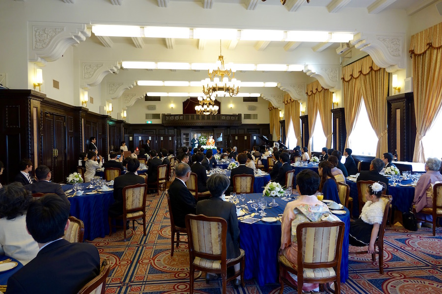 学士会館インフォメーション - 最近お問い合わせを多数頂いている、フォトウエディング。 もちろん、学士会館でも可能です！昭和初期に建設されたクラシカルな雰囲気の中で素敵な瞬間を残しましょう。 こちらは 旧館玄関 。 建設当時の雰囲気が色濃く残る人気のフォト