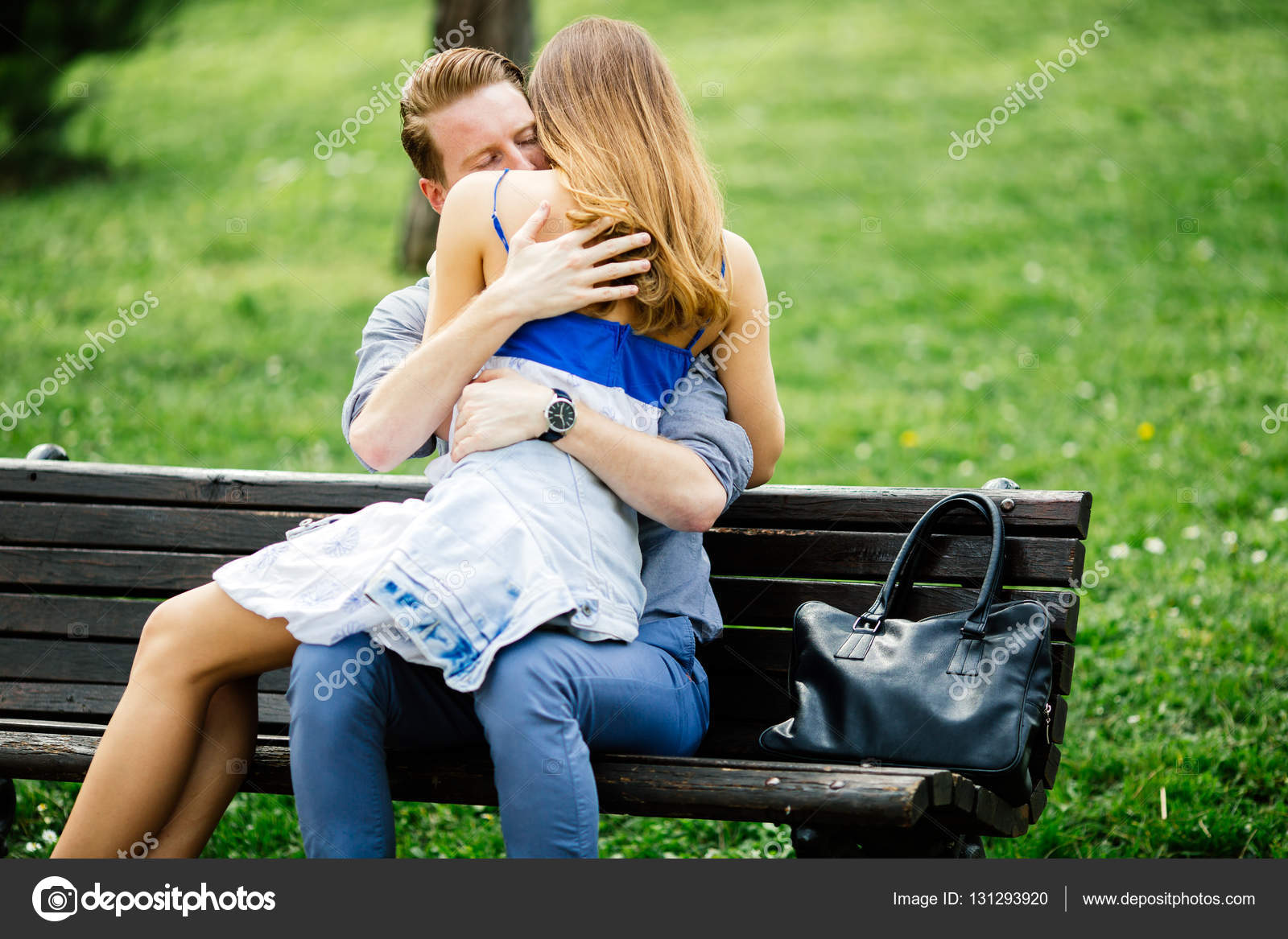 ハグのベンチに座っている幸せなカップルイラスト画像とPNGフリー素材透過の無料ダウンロード - Pngtree