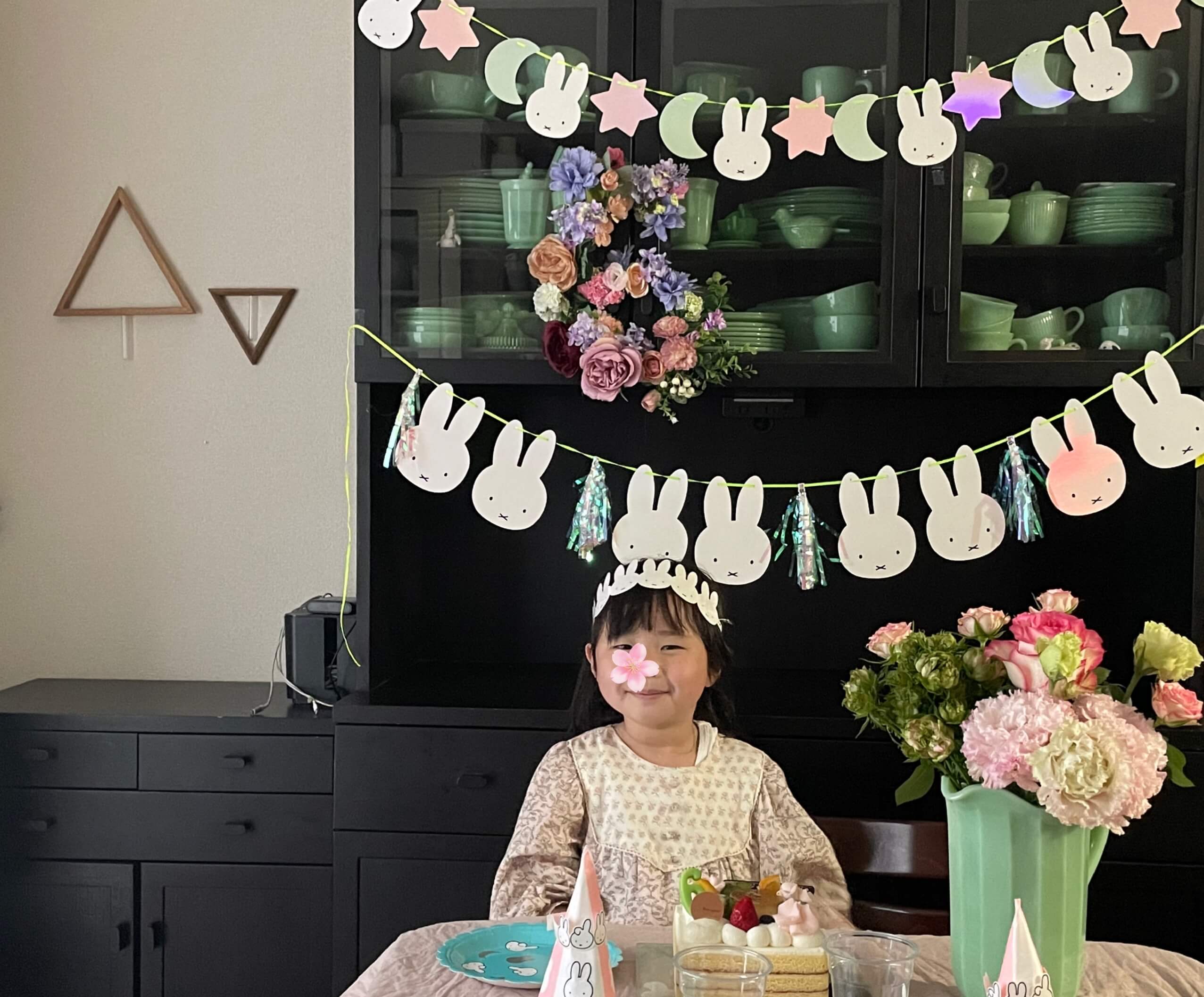 ひー・ ・ 先日次女の４歳のお誕生日パーティーをしました🎂✨ テーマはプリンセス👸👑 ・ アクリルスタンド以外全部ダイソーとセリアなような気がするぐらい100均だらけになりました🙊笑プリンセスの紙コップやプリンセスのケーキスタンドなどダイソー商品です