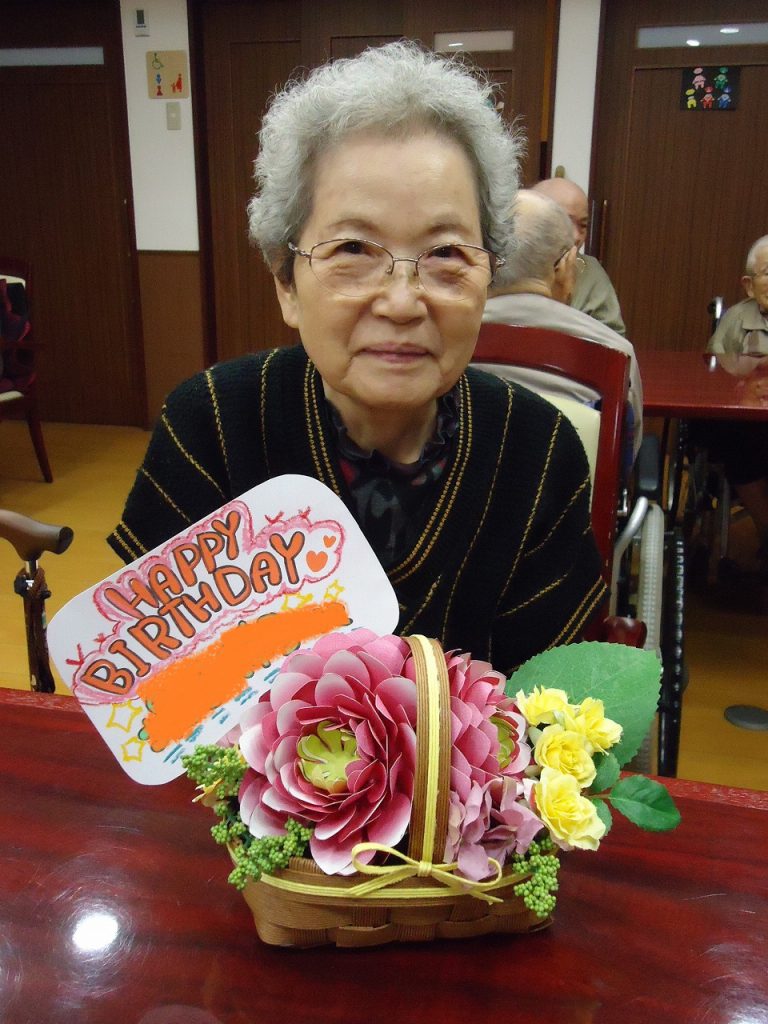 生活リハビリデイサービス りふりデイサービスの誕生日会を盛り上げる方法！出し物やおすすめのプレゼントなど紹介