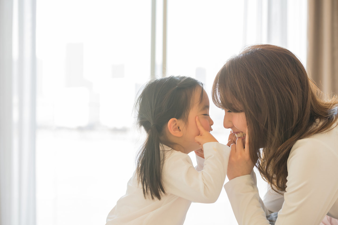 街に立つ笑顔の親子 10626003114 の写真・イラスト素材アマナイメージズ