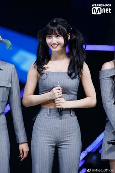 TWICE・MOMO、ヘソ出し＆黒髪ツインテールでサッカー観戦「あぁツインテ 真骨頂」「号泣案件だよ」 - エンタメ -