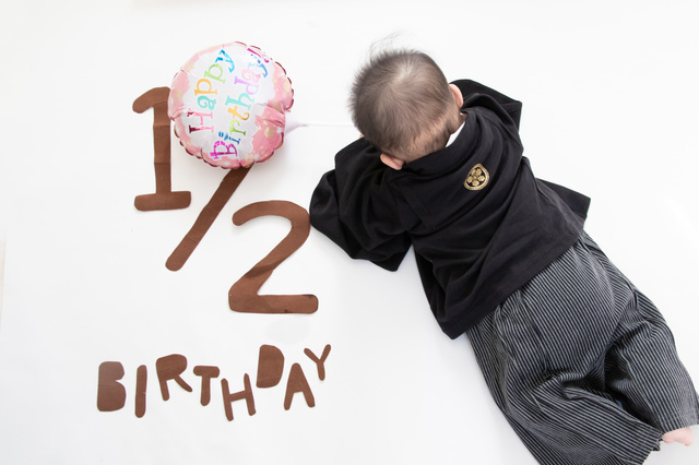 ハーフバースデーお祝いしてもらったよ🎶 👵🏼からプレゼントもらって嬉しそうでした😊🩷🩵