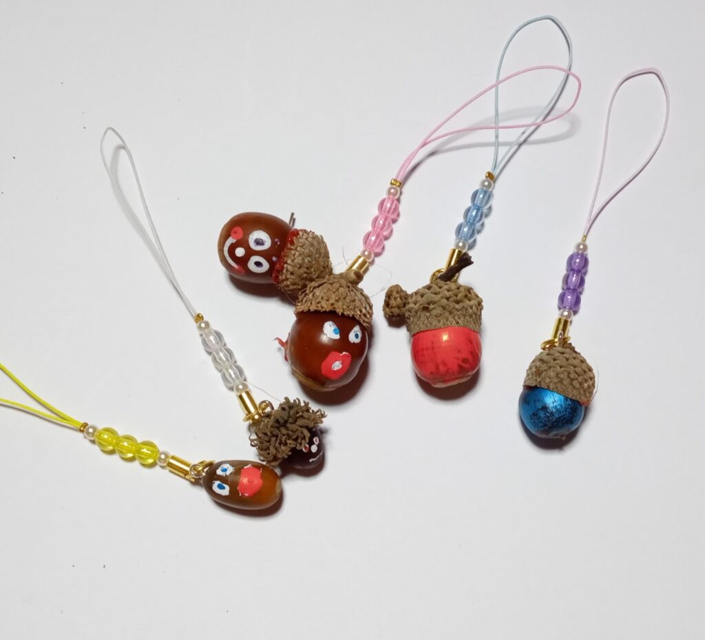 🐝2021 09 15🐝 オリーブ組🍂どんぐりマラカス・どんぐりネックレス作り🍁どんぐりをコップに入れ、好きなシールを貼って自分だけの どんぐりマラカスを作りました！「どんぐり！」「キラキラかわいい！」などお友だちともお話ししながら楽しんでいましたよ😁🌟 出来