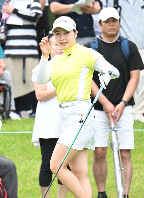 女子ゴルフで「誰も真似できない小祝ワールド」が話題 エース寸前でも「本人日傘さしてました」THE ANSWER