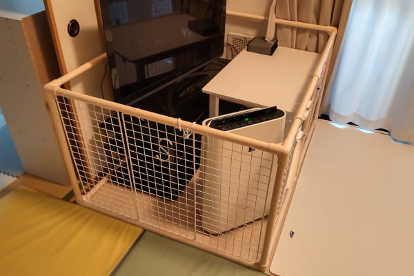 ベッドの柵作りました！脚付きのベッドにしてから子供達落ちまくるのでベッドガードを買おうかなと思ったけど可愛いやつは8000円とかするし、安くても3000円とかだったので自分で作りました💡すのこは元々マットレスの下に敷いてた物を再利用したので実質かかったお金は