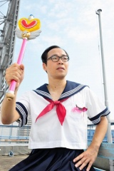 セーラー服おじさん」が語る現代社会 承認欲求とシステム至上主義