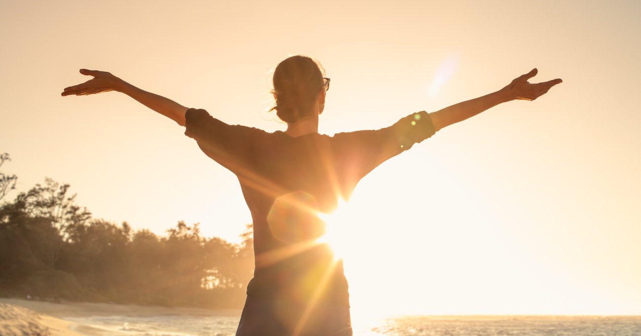 芝生の上で顔を並べる幸せそうな家族1 - No: 275659写真素材なら「写真AC」無料 フリー ダウンロードOK