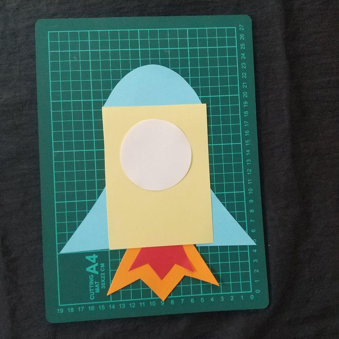 保育士さん必見！✨紙コップロケット🚀 作ってみたいと思ったら「🔥」でコメントしてね！ 紙コップで作って遊べる”ロケット🚀”の作り方♡用意するもの・紙コップ 2個 ・輪ゴム 2本 ・画用紙 ・はさみ ・のり ・ペンなど作り方1.紙コップの飲み口に4カ所