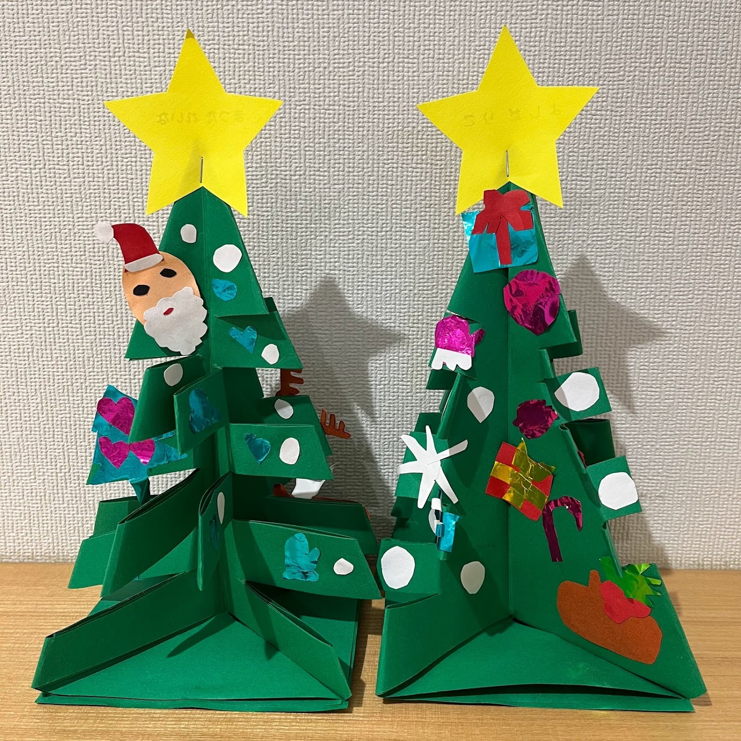 たんぽぽ保育園🎅 クリスマス製作③ 🎄🧑‍🎄❁💖 ３歳児さんの製作です⭐ ⁡⁡ ⁡クリスマスツリー🎄製作♥ 紐通しで作るオーナメント🔵🔴は 楽しみながら手指の発達を促します✨ ⁡保育園保育所保育士保育者保育園紹介保育園行事保育園製作保育 製作