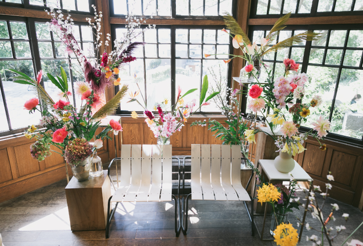 ☆今回はケーキ前装花のご紹介です☆ 結婚式の披露宴のシャッターチャンスといえば、ウェディングケーキですね🎂✨ケーキカット、ファーストバイトなどの演出も多く、ゲストの方から写真を撮られるシーンも多いです☺️ 会場装飾に合わせたコーディネートで