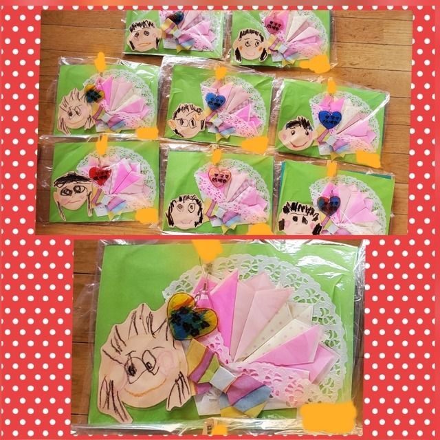幸町園 0・1歳児 ファミリーデー製作を行いました。 5月12日は母の日💕 0歳児、ひよこさんは大好きなお母さんに手型をカーネーションに見立ててカードを作りましたよ☺️ 1歳児、うさぎさんは 手型とラッピングペーパーでカーネーションの花束を作りました💐✨ 写真も