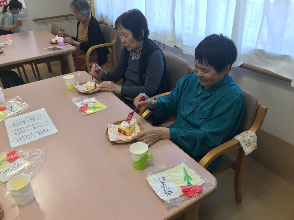 母の日にイベントを行いました！！ - 有料老人ホーム・高齢者向け住宅レガートケアグループ