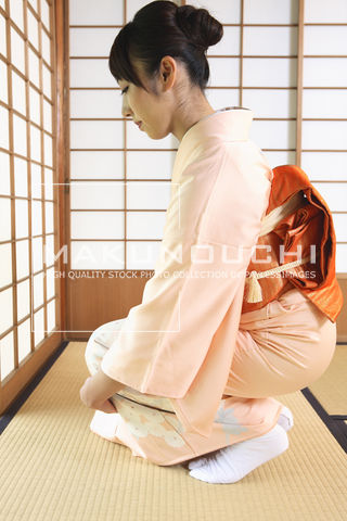 着物 正座 後ろ姿の写真素材40406157- PIXTA
