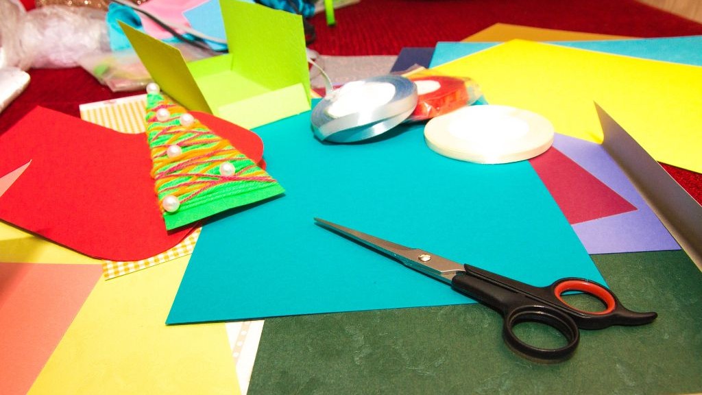 傘を作りガーランド風にしました☂️ 画用紙とモールで作りました😊 .保育 保育園 保育 士 梅雨 梅雨製作 6月製作 吊るし飾り ガーランド ガーランド手作り 傘 画用紙 モール 立体製作 幼稚園教諭 幼稚園 保育環境 保育室飾り 飾り付け 室内飾り 梅雨飾り 6月飾り 3歳児