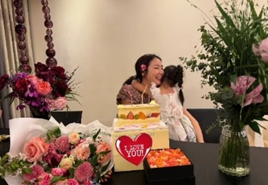 俳優のチェ·ジウが娘と一緒に幸せな誕生日を過ごした。チェ·ジウは13日、SNSにこれといったコメントなしに数枚の写真を掲載した。公開された写真には チェ·ジウが49回目の誕生日を過ごす姿が盛り込まれた。- MK