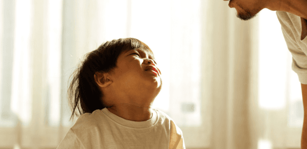 2歳・3歳 子どもがものを投げる理由とは？困った時の対応法を理由別に紹介