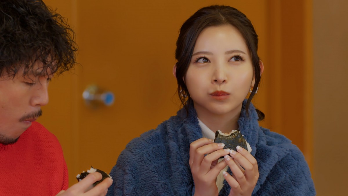 バチェロレッテ2」尾崎美紀＆佐藤マクファーレン優樹カップル、顔寄せ合う密着2ショット公開「美男美女」「キュンキュン」の声 - モデルプレス