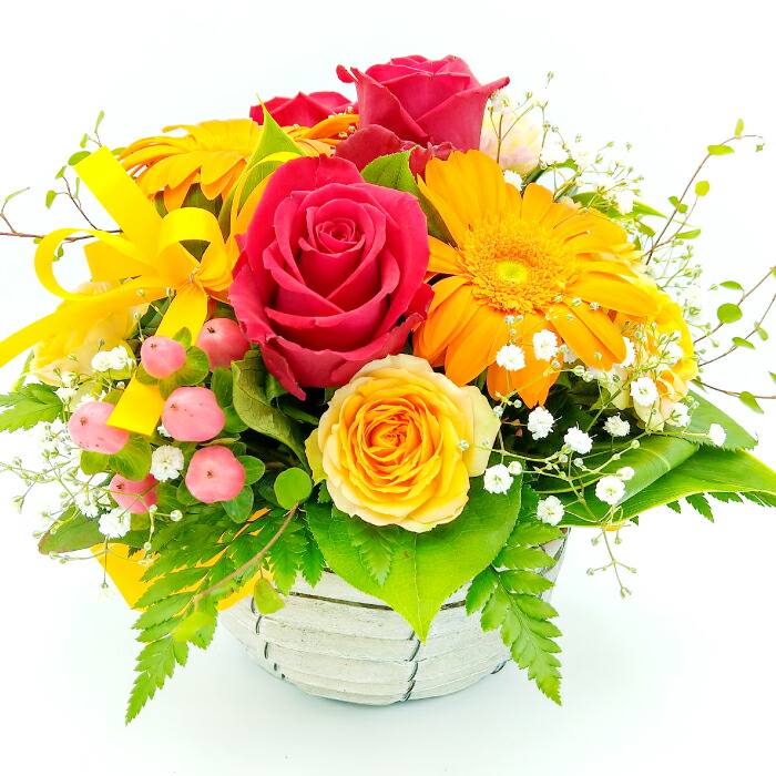 お花屋さんで可愛いバラを見つけ「3本ください」とお願いしてふと見上げたら バラ3本の花言葉は『仲直り』だそうです。 店員さん によると、贈り物で本数に迷う方は花言葉を参考にして買って帰るそうですよ♪ バラがキレイな季節ですね。 今日街で見かけた白いバラも大好き