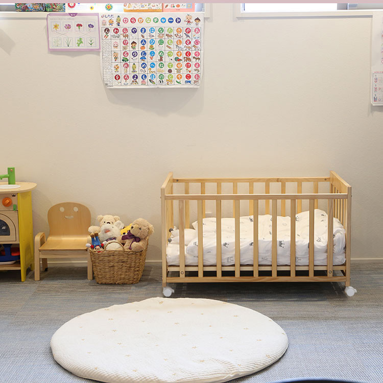 ベビーベッドで悩むプレママ必見！意外と役立つ移動可能な寝床４選VERY