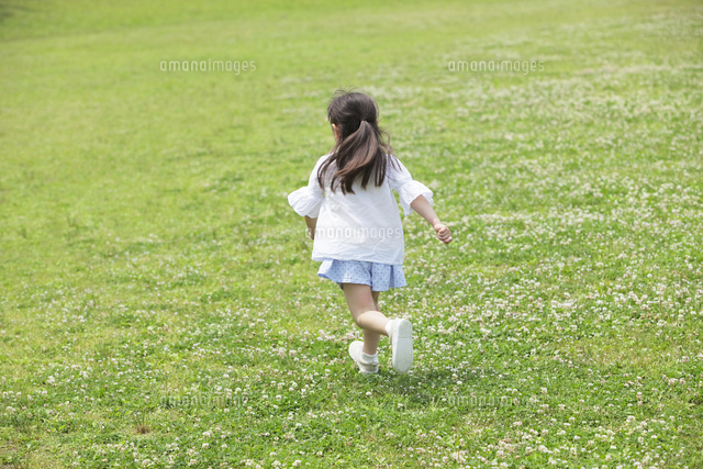 手をつないで走る男の子と女の子の後ろ姿 10250002404 の写真・イラスト素材アマナイメージズ