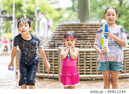 川遊びをする女子小学生7歳写真素材7121521- フォトライブラリ
