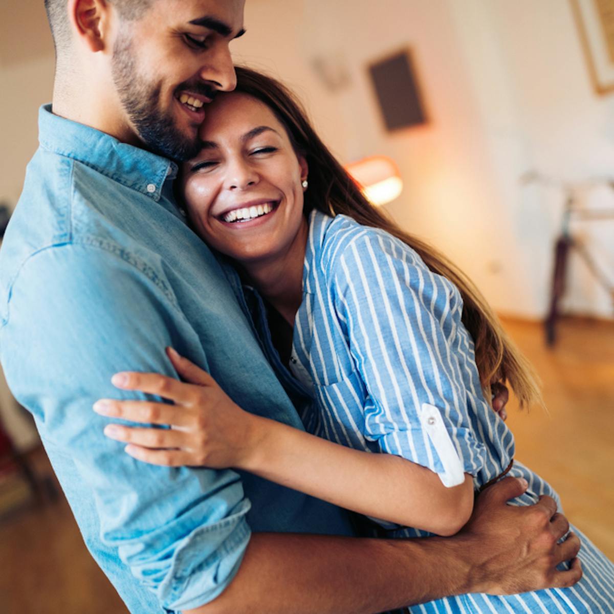 フリー写真立てた膝の上に手をついて顎をのせる女子高生パブリックドメインQ：著作権フリー画像素材集