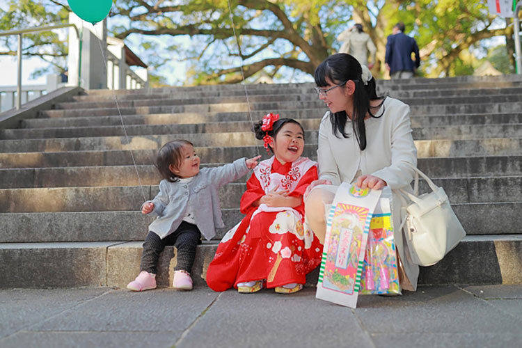 七五三で母親が着る服装のマナーと選び方のコツ子供の晴れの日を素敵に演出しよう - KASHINAVI カシナビ