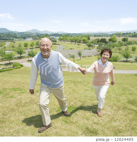 愛する散歩:手をつなぐ老夫婦の写真素材・画像素材 Image 226640509
