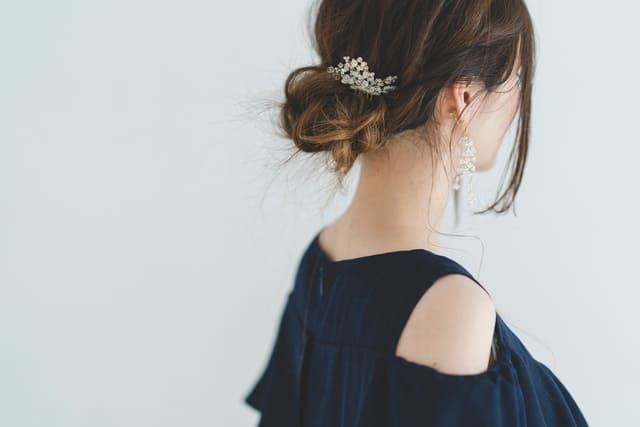 ミディアムヘア編 結婚式のお呼ばれヘアアレンジ！髪型24スタイル紹介ゼクシィ