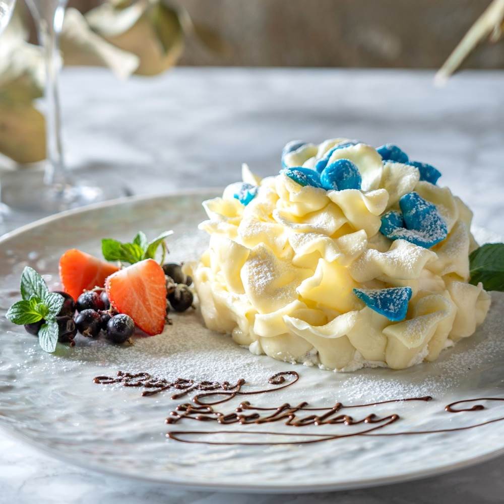 咲くカフェ - 今日は、今日入籍した！というお客様にウェディングプレート を用意させていただきました✨これをもらった男性には嬉しすぎる、素敵なメッセージでした♪ おめでとうございますっ！！チーズケーキの前のプラムは、ハート型♥️をイメージして盛り付けて