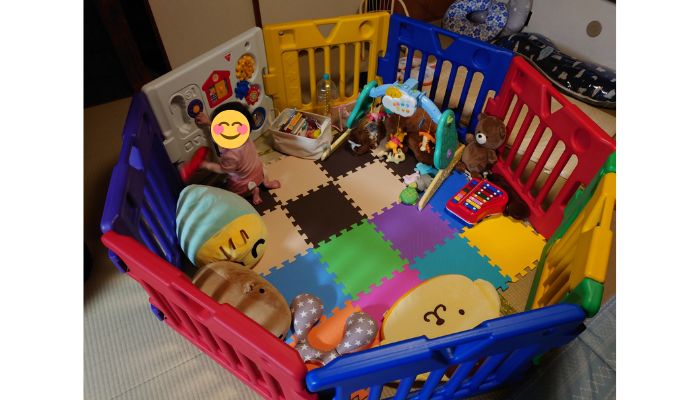 ベビーサークルに取り付けられるビジーボード モンテッソーリ 知育玩具