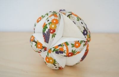 手縫いの手作りおもちゃ「リンリン♪フェルトボール」は赤ちゃんが噛んでも安心素材 - 楽しく生きろ