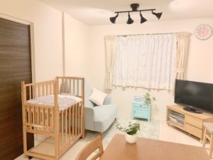 赤ちゃんを寝かせるベビーベッドの設置場所は寝室？ リビング？ レイアウトと部屋作りのコツを紹介 - AQレントマガジン