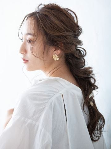 ⁡, 巻きおろし🌺, ⁡, ギャルい👱🏽‍♀️✨, ⁡, ⁡, 女の子たち曰く、, 乾燥してる冬は巻きがとれづらいらしい⛄️, ⁡, ⁡, ⁡,巻き髪 ⁡ 巻きおろし巻き下ろしロングヘアロングヘアアレンジロングアレンジギャルハイトーンハイトーンカラー긴머리 ,ヘアセットヘアメヘアメイクヘアアレンジ헤어스타일여자헤어스타일,結婚式ヘア