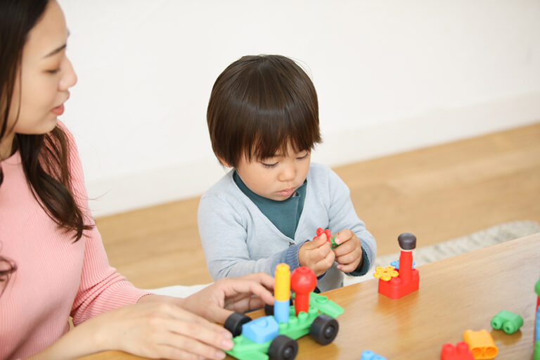 モンテッソーリのプロが教える 何でも投げちゃう子どもの対応ポイント2選！ イライラしない育児 Ricco Bambi幼児教室🌿レッジョエミリア×英語×モンテッソーリ