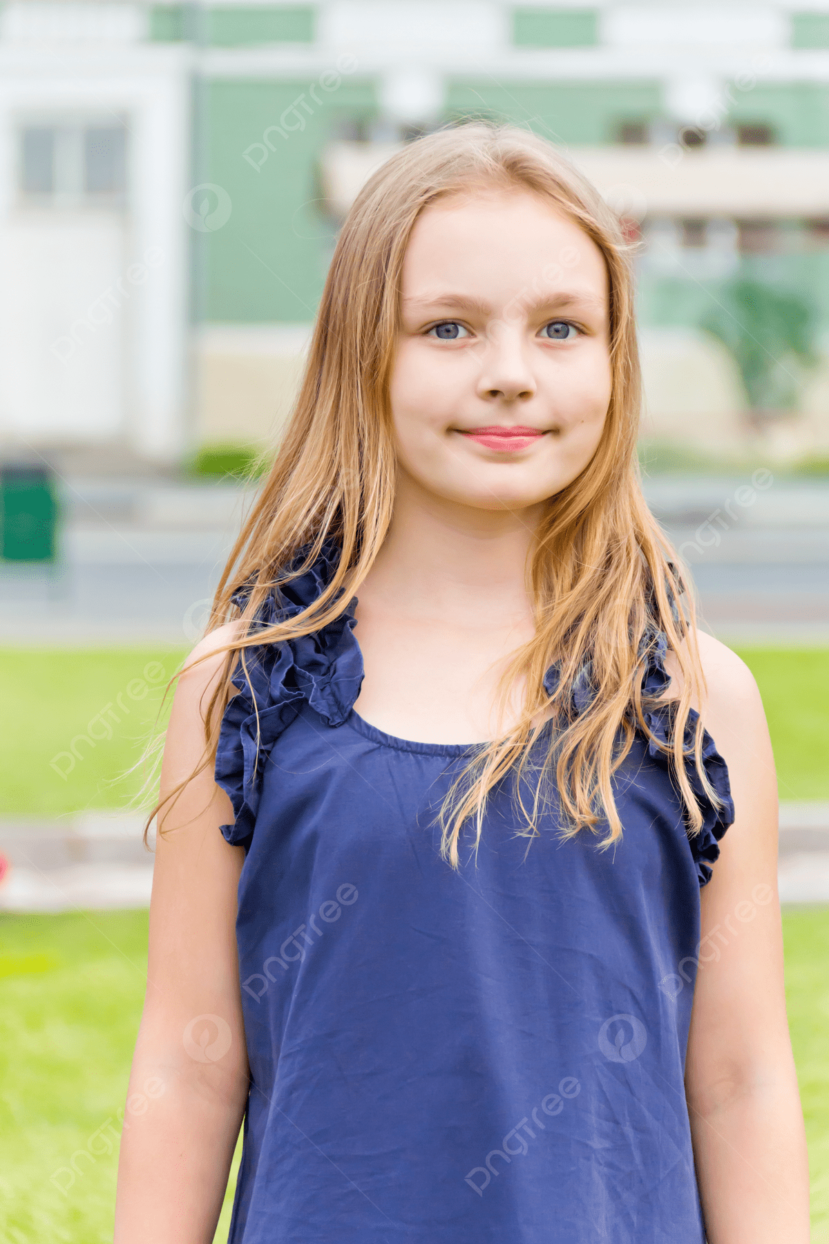 新緑の中の白人男の子のポートレート 11038005664 の写真・イラスト素材アマナイメージズ