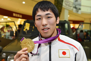 JOCパートナー都市締結1周年記念～JOCストリートバナーフラッグ設置＆金メダリスト 米満達弘氏 学校訪問～ - 富士吉田市公式ホームページ 企画課