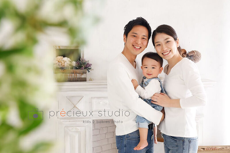 家族写真は自然でラフな雰囲気がトレンド！おしゃれなコーデ例を紹介写真館スタジオアリス写真スタジオ・フォトスタジオ
