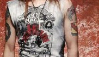 NMEが検証：アクセル・ローズはいつ、とある英国人コメディアンと瓜二つになったのかNME Japan