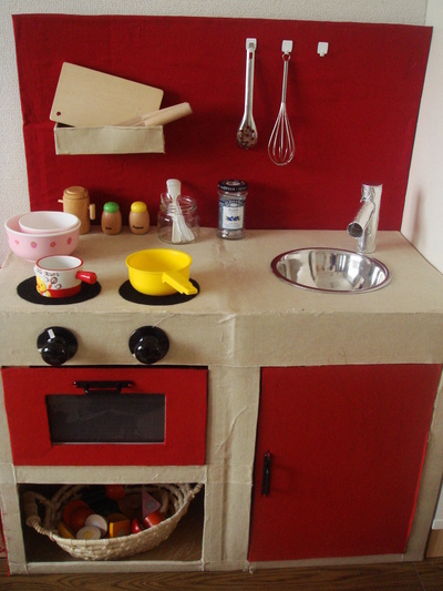 百均グッズと段ボールで作った「子ども用キッチン」に称賛の嵐 2歳娘も大喜び「クリスマスプレゼントに」まいどなニュース