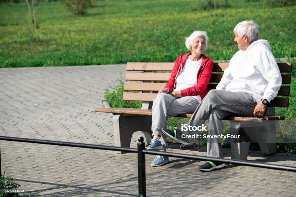 ベンチに座るカップルの写真素材18946451- PIXTA