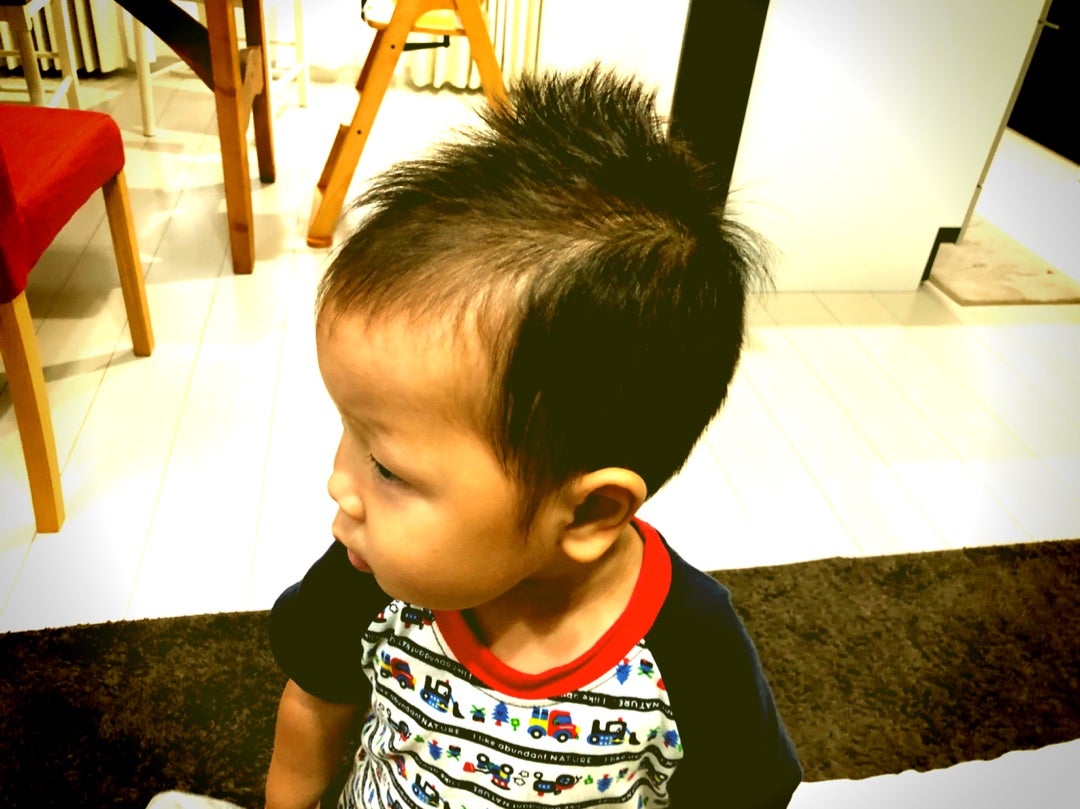 べー👅笑 土曜日にカットすることに😭💧 長いのをヘアバンドでまとめてるのかわいいのにな〜😌 3ヶ月くらいのベッカムヘアーの薫にもまた会いたい気がする☺️夏だから、短髪もいいな🙂❤️❤️ ・公式たまひよグラマー男の子ベビー男の子ママ令和2年ベビー