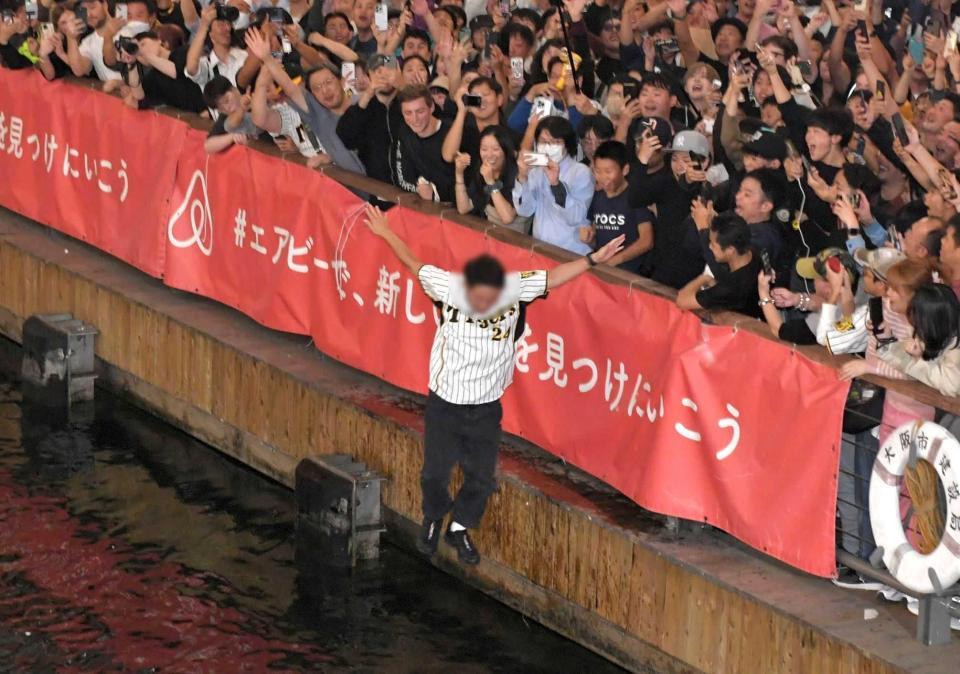 道頓堀川でスクール水着 -スクール水着姿で道頓堀川泳いだ人は知ってま- 水泳 |